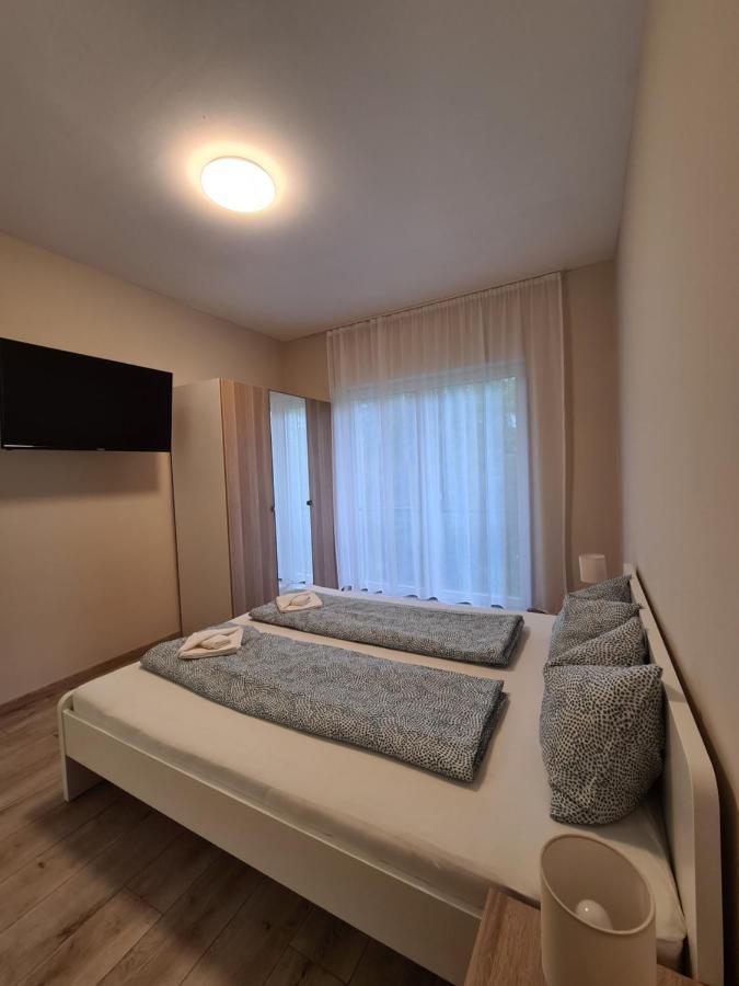 Oet Fenyo Apartmanhaz Siófok Zewnętrze zdjęcie